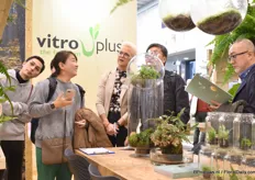 Vitro Plus was at the fair with an extensive assortment of indoor and outdoor ferns, ortewerl hardy-ferns. There was a lot of interest in the ferns from Vitro Plus. Ellen Kraaijenbrink busy talking with some customers.